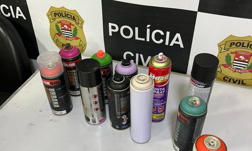 Pichação na Av. Lions resulta em detenção de dois indivíduos e multa de R$ 9.304 da GCM 1 Pichação na Av. Lions resulta em detenção de dois indivíduos e multa de R$ 9.304 da GCM