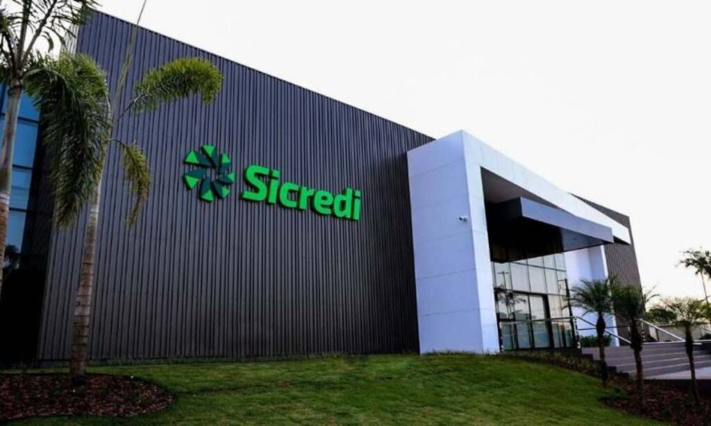 Agência Sicredi com fachada da cooperativa e agricultores atendidos no Plano Safra 2025.