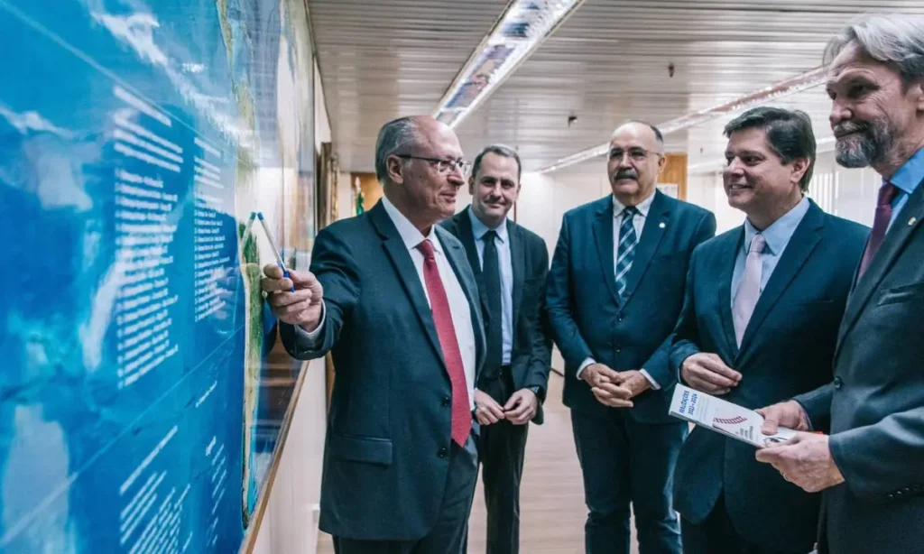 Presidente em exercício, Geraldo Alckmin, recebe Frente Parlamentar da Indústria Ferroviária
