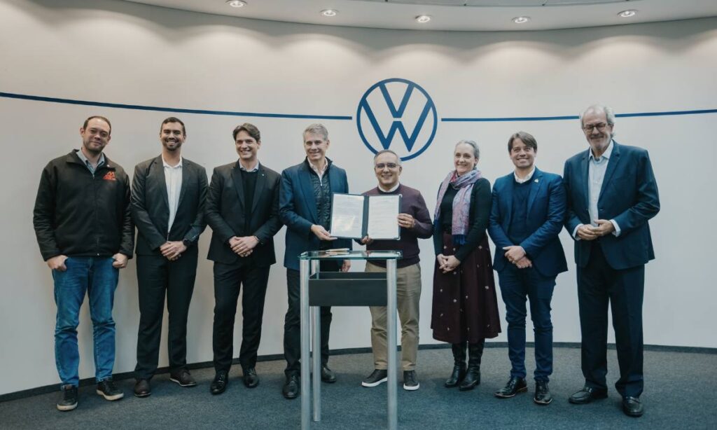 São Bernardo adere ao projeto 'Cidades Inspiradoras' da Fundação Volkswagen 1 Prefeito Marcelo Lima assina adesão de São Bernardo ao projeto Cidades Inspiradoras, ao lado de executivos da Volkswagen