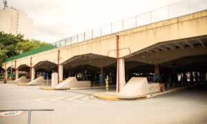 Terminal Rodoviário Nicolau Delic em São Caetano do Sul durante as obras de revitalização do módulo 2, com melhorias na acessibilidade e infraestrutura.