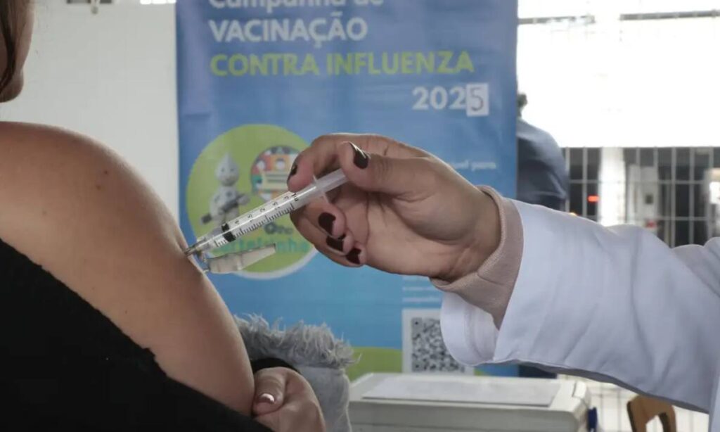 Vacinação contra Influenza em estação de metrô de São Paulo durante campanha emergencial 2025