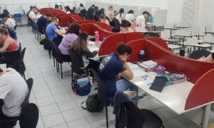 Sala de aula do cursinho Singular Anglo com estudantes se preparando para o Provão Paulista