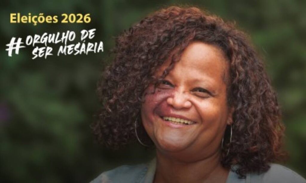 Campanha do TRE-SP com mesária voluntária em ônibus da SPTrans nas eleições 2026