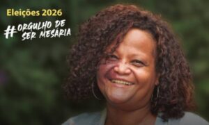 Campanha do TRE-SP com mesária voluntária em ônibus da SPTrans nas eleições 2026
