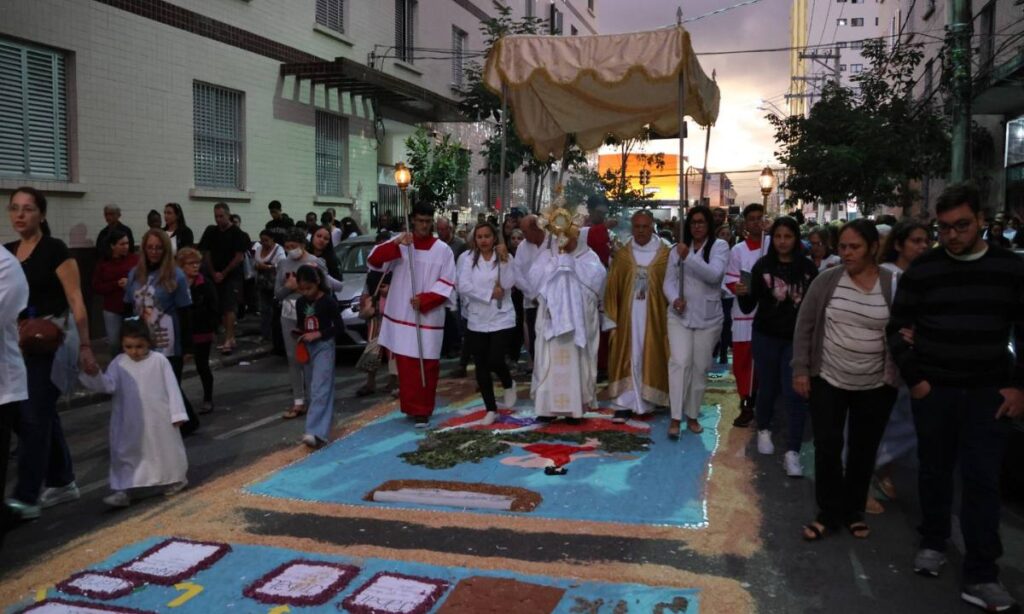 Movimentação de turistas nas praias da Baixada Santista durante o feriado de Corpus Christi 2025