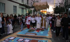 Movimentação de turistas nas praias da Baixada Santista durante o feriado de Corpus Christi 2025