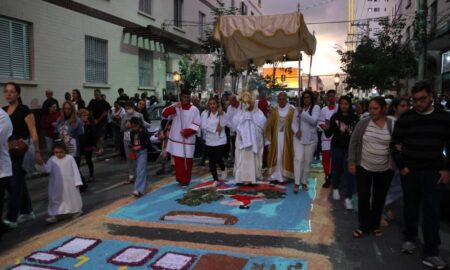 Movimentação de turistas nas praias da Baixada Santista durante o feriado de Corpus Christi 2025