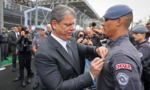 Tarcísio de Freitas participa da formatura de 1.825 novos soldados da PM em São Paulo