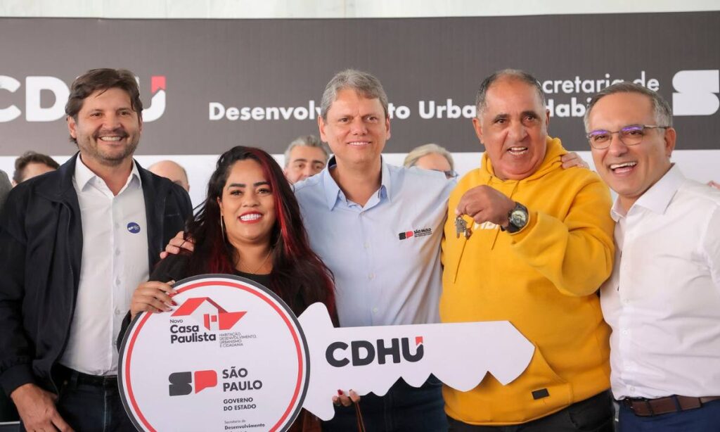 Tarcísio e Marcelo Lima entregam conjunto habitacional com 120 unidades em São Bernardo