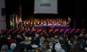 UniMais forma 65 alunos em cerimônia no Teatro Santos Dumont, em São Caetano
