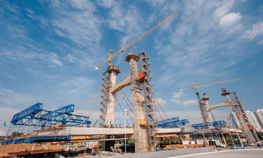 Viaduto Estaiado Robert Kennedy-Piraporinha entra na fase final e deve ser entregue no segundo semestre de 2025