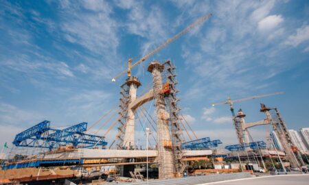 Viaduto Estaiado Robert Kennedy-Piraporinha entra na fase final e deve ser entregue no segundo semestre de 2025