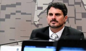 Alexandre de Moraes determina bloqueio de contas de Marcos do Val e filha nos EUA