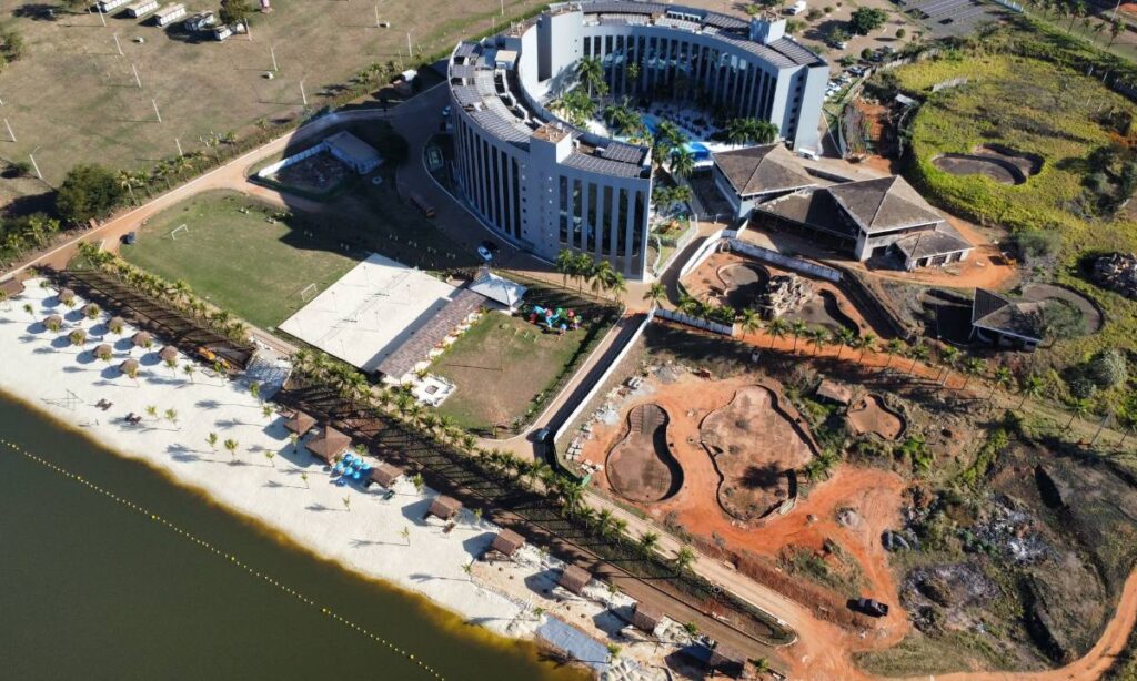 Praia do Peão no Barretos Park Hotel com areia branca, lago e bangalôs cercados por mata nativa