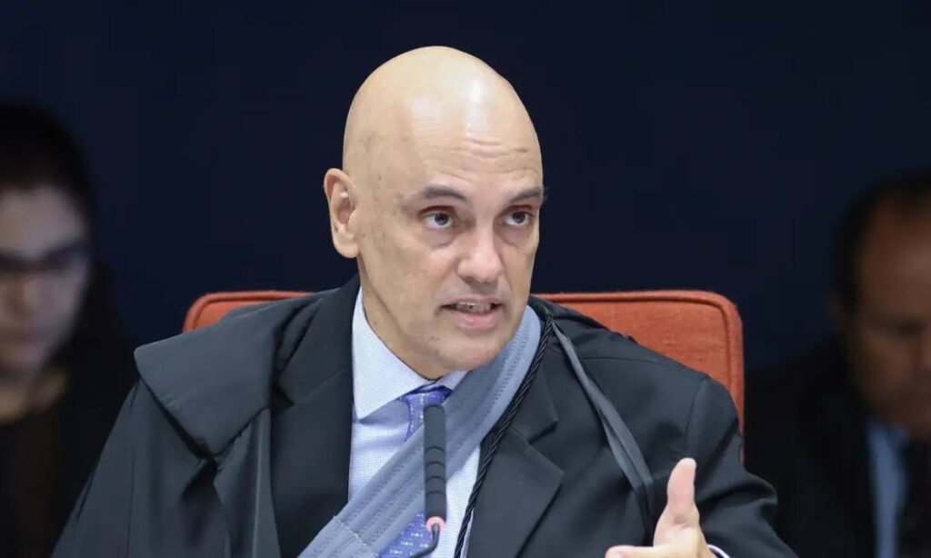 Ministro Alexandre de Moraes durante sessão do STF em Brasília, onde advertiu Bolsonaro por descumprimento de medidas cautelares
