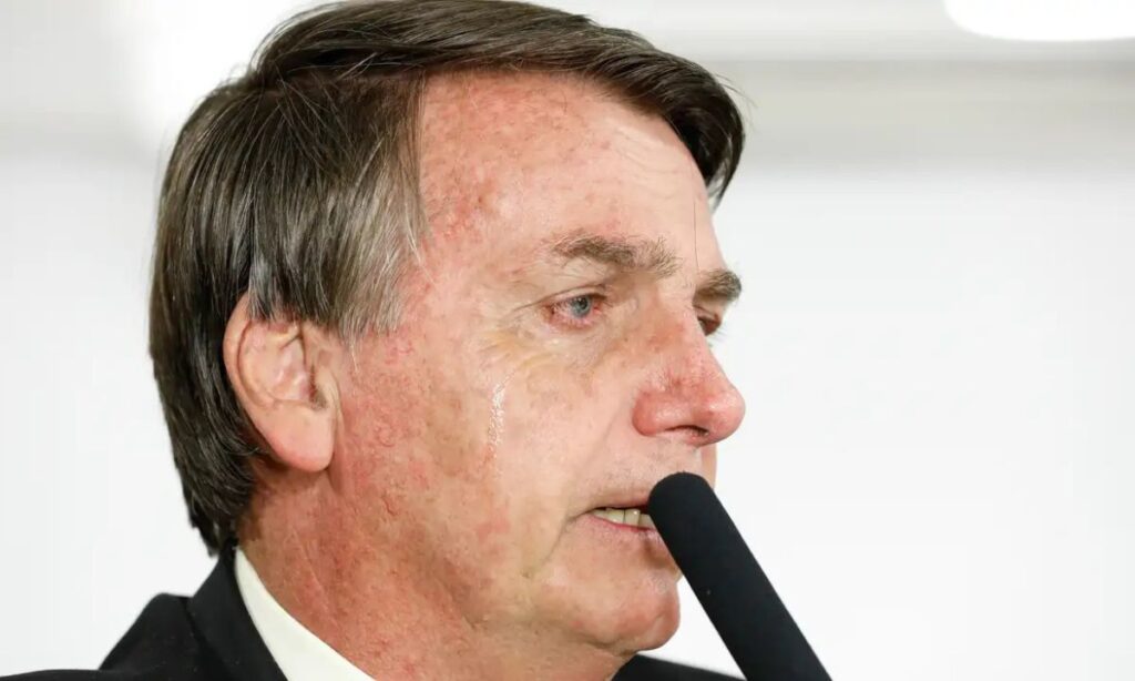 Bolsonaro usa tornozeleira e é proibido de sair de casa à noite por ordem do STF