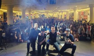 Cover oficial do Capital Inicial apresenta-se no Atrium Shopping