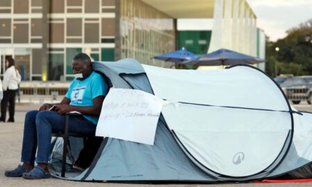 Deputado Hélio Lopes desmonta acampamento em frente ao STF após decisão de Alexandre de Moraes