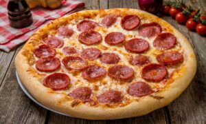 Pizza de calabresa lidera pedidos no app; consumo aumenta no jantar de finais de semana