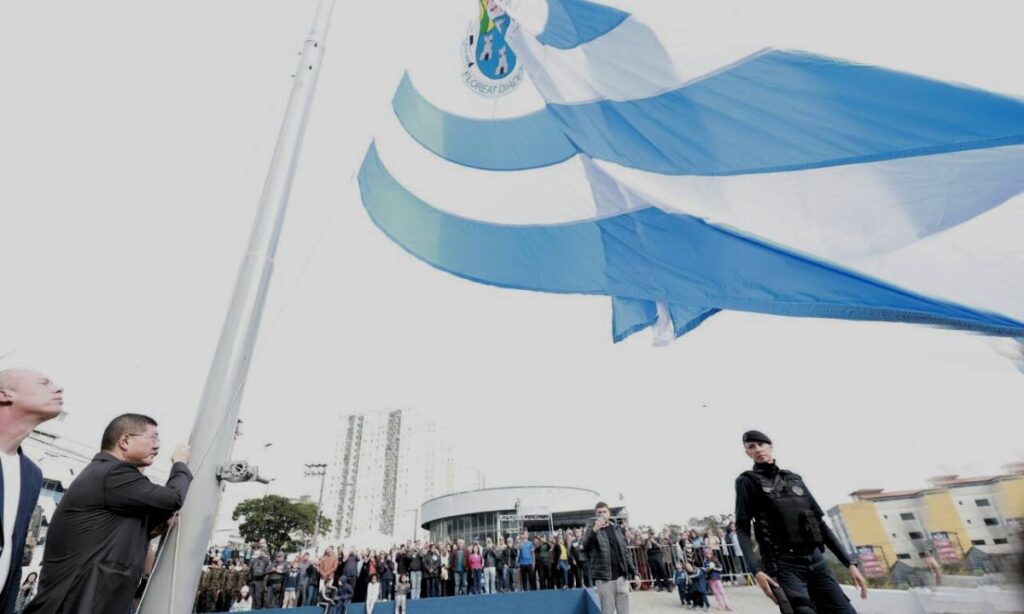 Diadema realiza hasteamento da bandeira e batismo de blindado do Exército em ato cívico no dia 9 de Julho