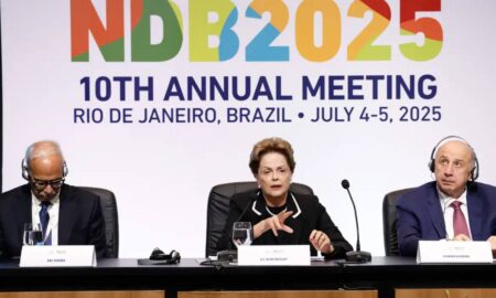 Dilma Rousseff fala à imprensa durante cúpula do Brics no Rio de Janeiro, com foco em transações internacionais e entrada de novos membros no NDB
