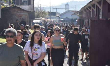 Público prestigia show no Festival de Inverno de Paranapiacaba com cenário histórico da vila ao fundo.