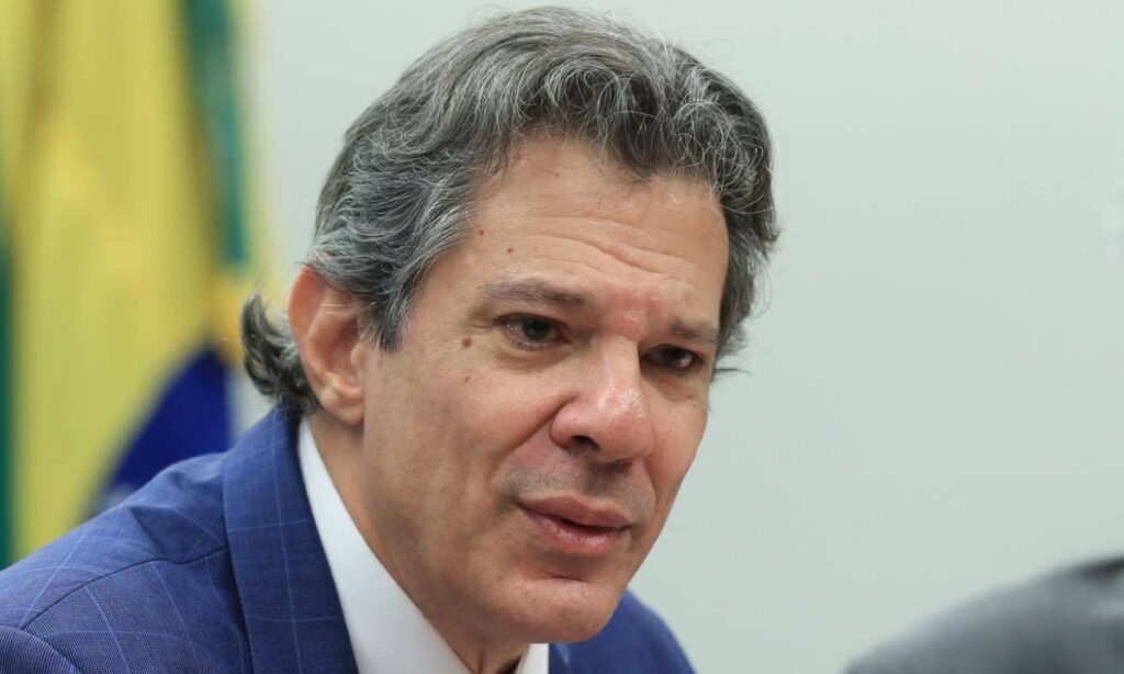 Haddad critica tarifa dos EUA e responsabiliza extremistas por ataque ao Brasil
