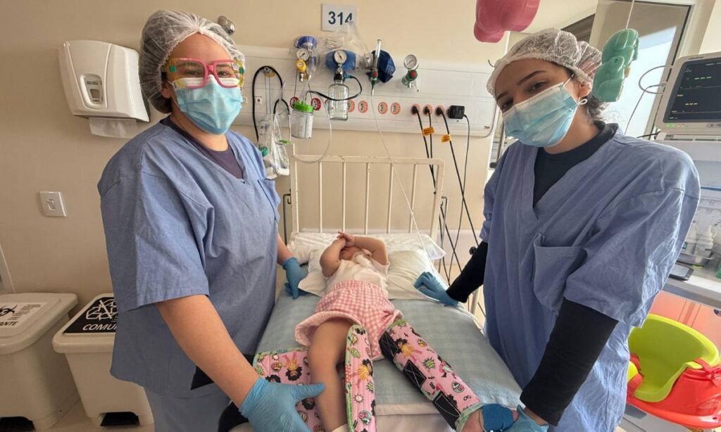 Hospital da Mulher de São Bernardo celebra desenvolvimento de bebê prematura com uso de órtese personalizada