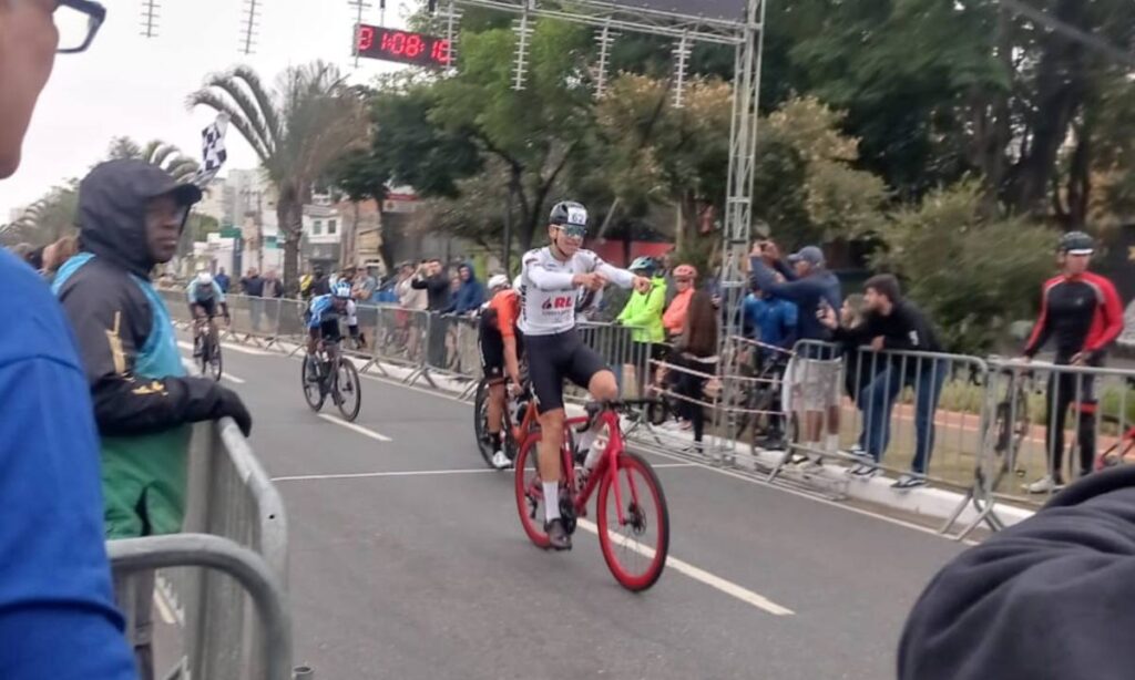 João Vitor vence 1ª Volta Ciclística Profissional em São Caetano
