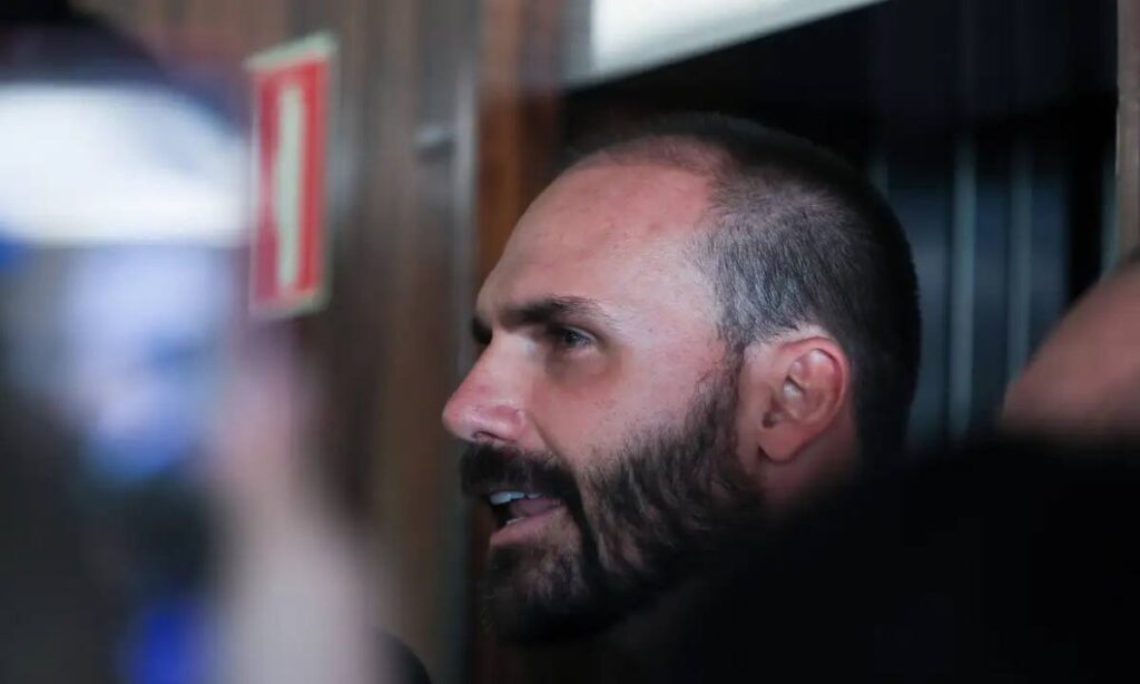 Líderes do PT pedem ao STF a prisão de Eduardo Bolsonaro por atuação antidemocrática