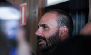 Líderes do PT pedem ao STF a prisão de Eduardo Bolsonaro por atuação antidemocrática