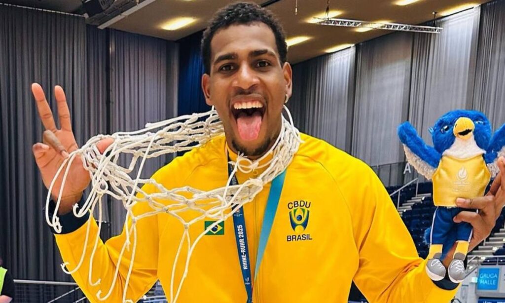 Mauaense Anderson Negão brilha em vitória histórica sobre os EUA e conquista ouro inédito no basquete universitário