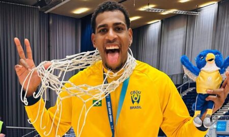 Mauaense Anderson Negão brilha em vitória histórica sobre os EUA e conquista ouro inédito no basquete universitário