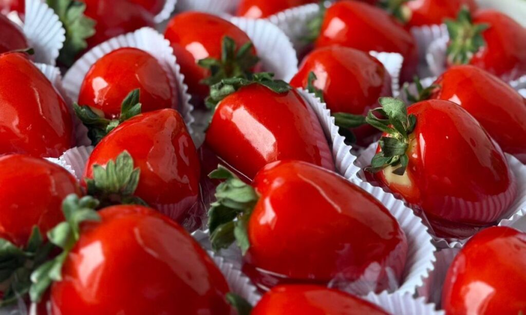 Morango do Amor: o doce queridinho do momento vira febre nas redes e ganha versões gourmetizadas 1 Morango do Amor o doce queridinho do momento vira febre nas redes e ganha versões gourmetizadas (1)
