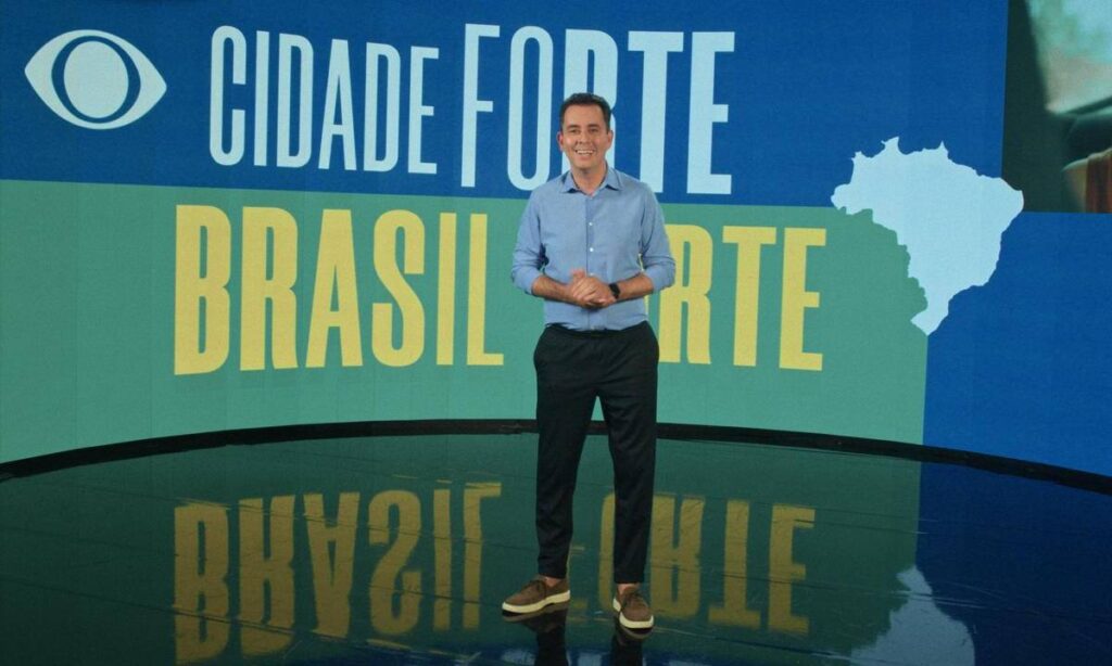 Paulo Serra apresenta o programa Cidade Forte, Brasil Forte na Band TV