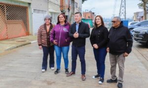 Prefeito Taka entrega pavimentação esperada há 40 anos na Travessa Novo Horizonte, em Diadema