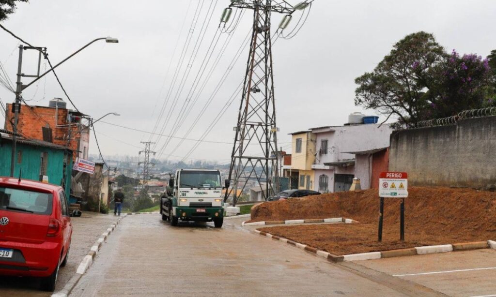 Prefeito Taka entrega pavimentação esperada há 40 anos na Travessa Novo Horizonte, em Diadema 1 Prefeito Taka entrega pavimentação esperada há 40 anos na Travessa Novo Horizonte, em Diadema