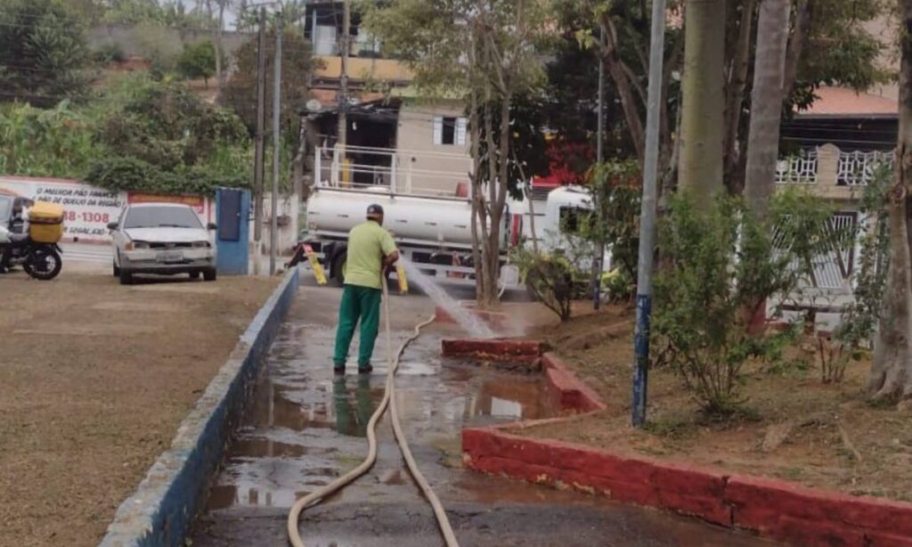 Prefeitura de Mauá reforça limpeza e higienização de praças públicas