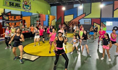 Crianças participando de atividade esportiva em ginásio durante o Projeto Férias 2025 em Ribeirão Pires