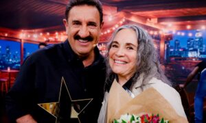 Regina Duarte é a primeira homenageada com o troféu "Para Sempre Nossa Estrela" no Boteco do Ratinho