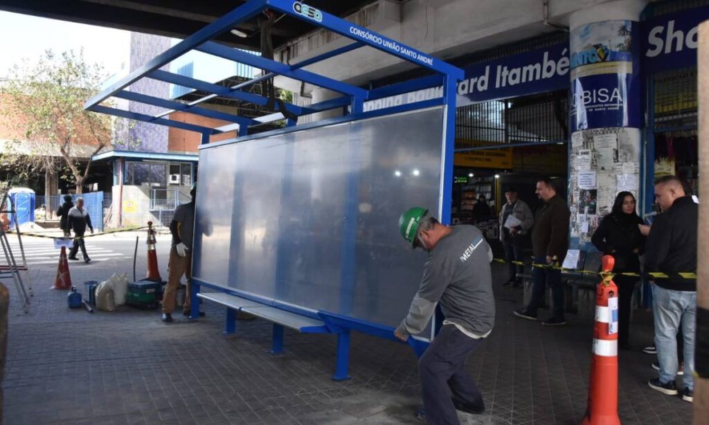 Novo ponto de ônibus instalado em Santo André com cobertura ampliada e estrutura moderna.