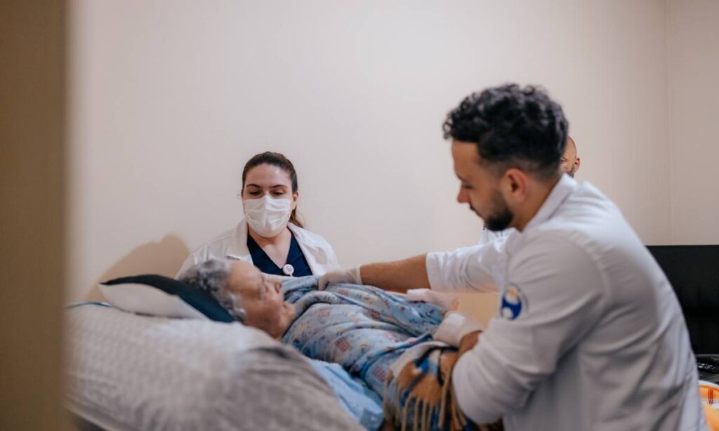 Serviço de Atenção Domiciliar de São Bernardo oferece orientação e apoio para cuidados de pacientes em casa