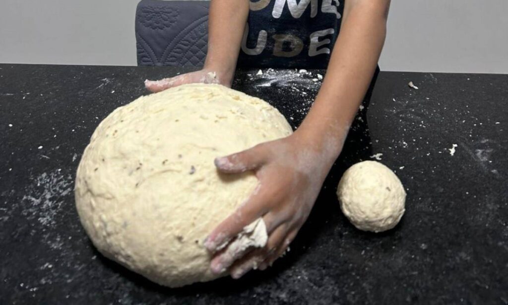 Sesc São Caetano promove vivência gastronômica para crianças e seus cuidadores com o Chef Léo 