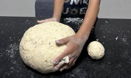 Sesc São Caetano promove vivência gastronômica para crianças e seus cuidadores com o Chef Léo 