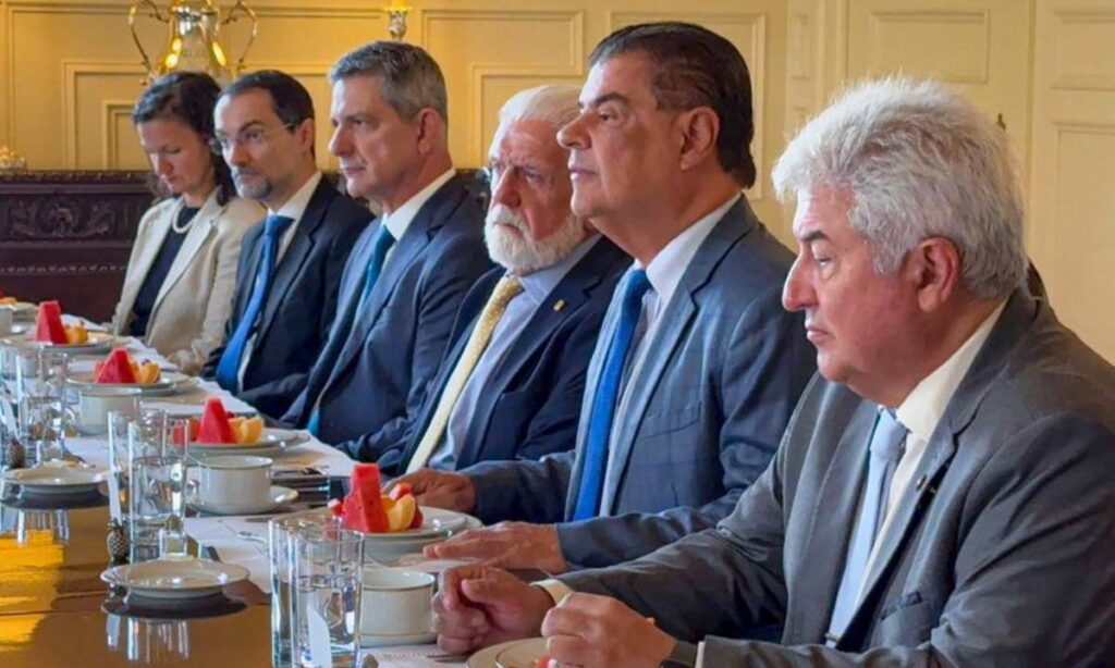 Tarifa de 50% dos EUA ameaça exportações; Senado inicia missão diplomática em Washington
