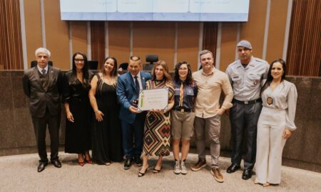 Vice-prefeita Jéssica Cormick segura título de cidadã são-bernardense em cerimônia oficial.