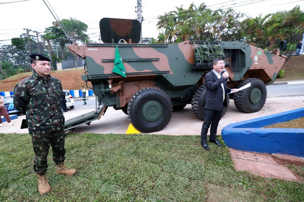 Diadema realiza hasteamento da bandeira e batismo de blindado do Exército em ato cívico no dia 9 de Julho 1 Diadema realiza hasteamento da bandeira e batismo de blindado do Exército em ato cívico no dia 9 de Julho