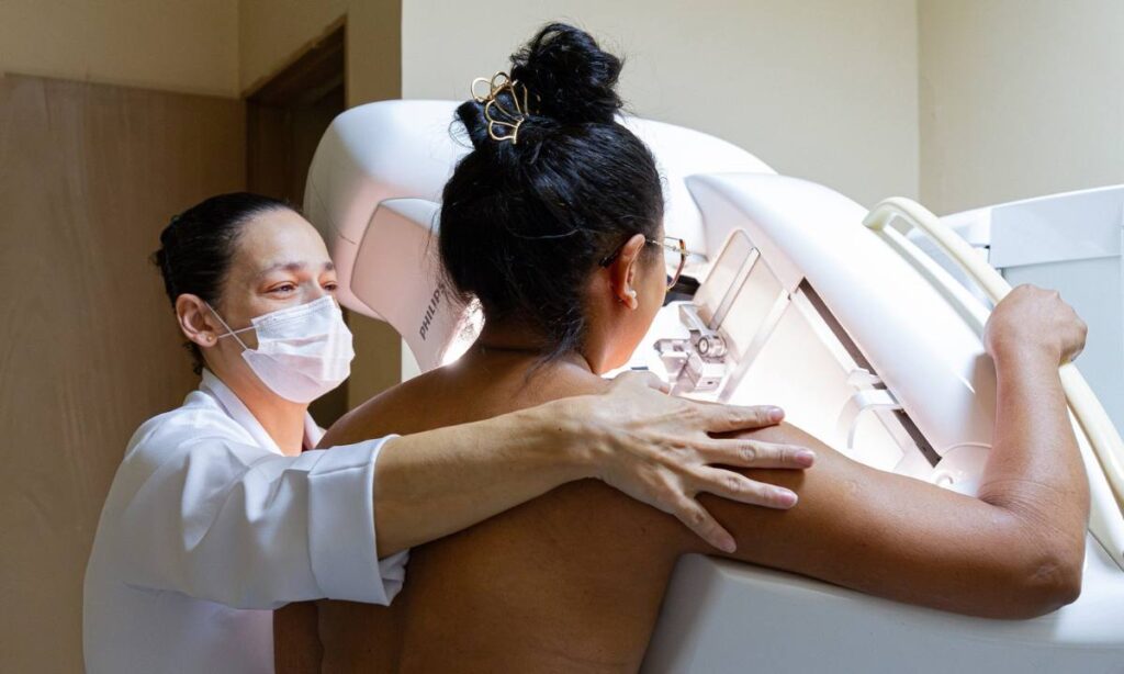 Paciente realiza exame de mamografia por livre demanda na rede municipal de Diadema