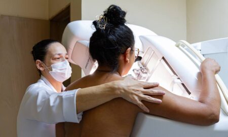 Paciente realiza exame de mamografia por livre demanda na rede municipal de Diadema